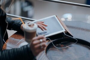 Jak działa czytnik ebooków? Technologia e-papieru bez tajemnic
