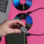 Ręka trzyma dysk flash USB na papierze