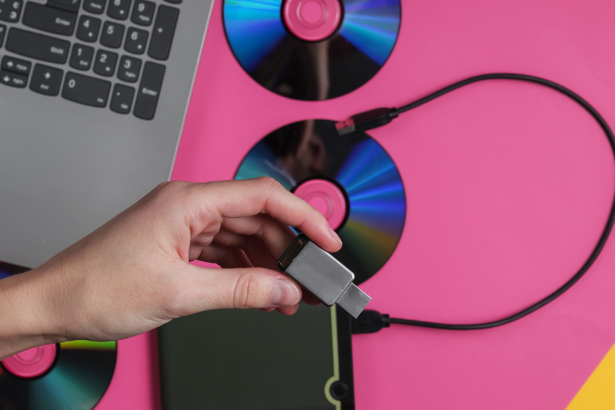Ręka trzyma dysk flash USB na papierze