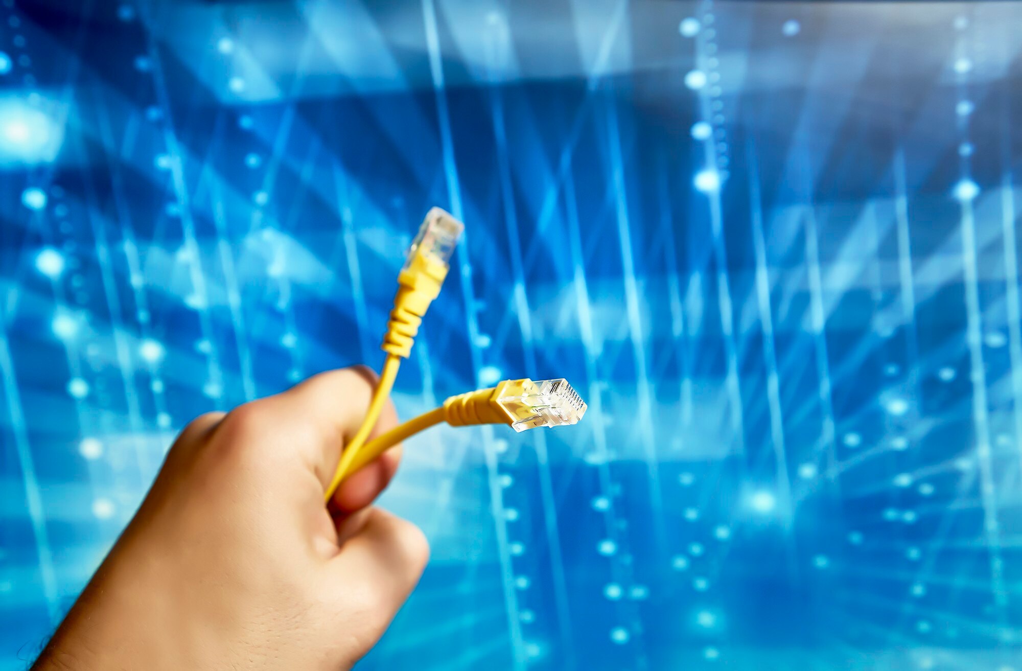 Żółty kabel sieciowy ze złączem rj-45 na niebiesko