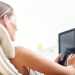 szczęśliwa kobieta z tabletem w domu