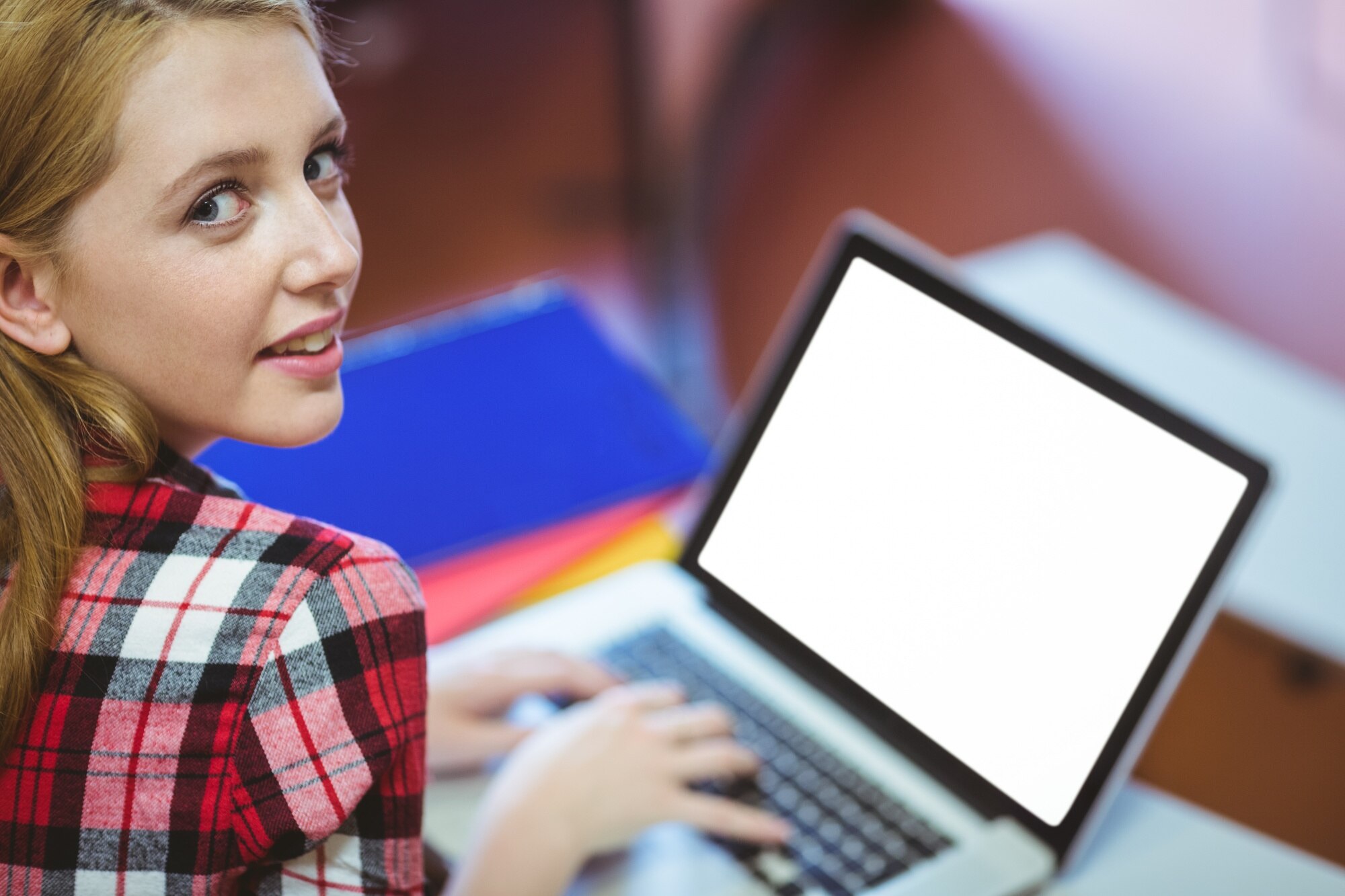 Blondynka uczeń używa laptop podczas klasy
