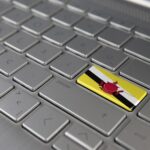 Klawiatura z flagą Brunei na przycisku enter reprezentuje język uczenia się cyberataku