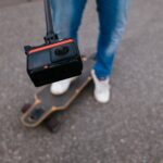 Młody youtuber filmujący siebie na longboardzie