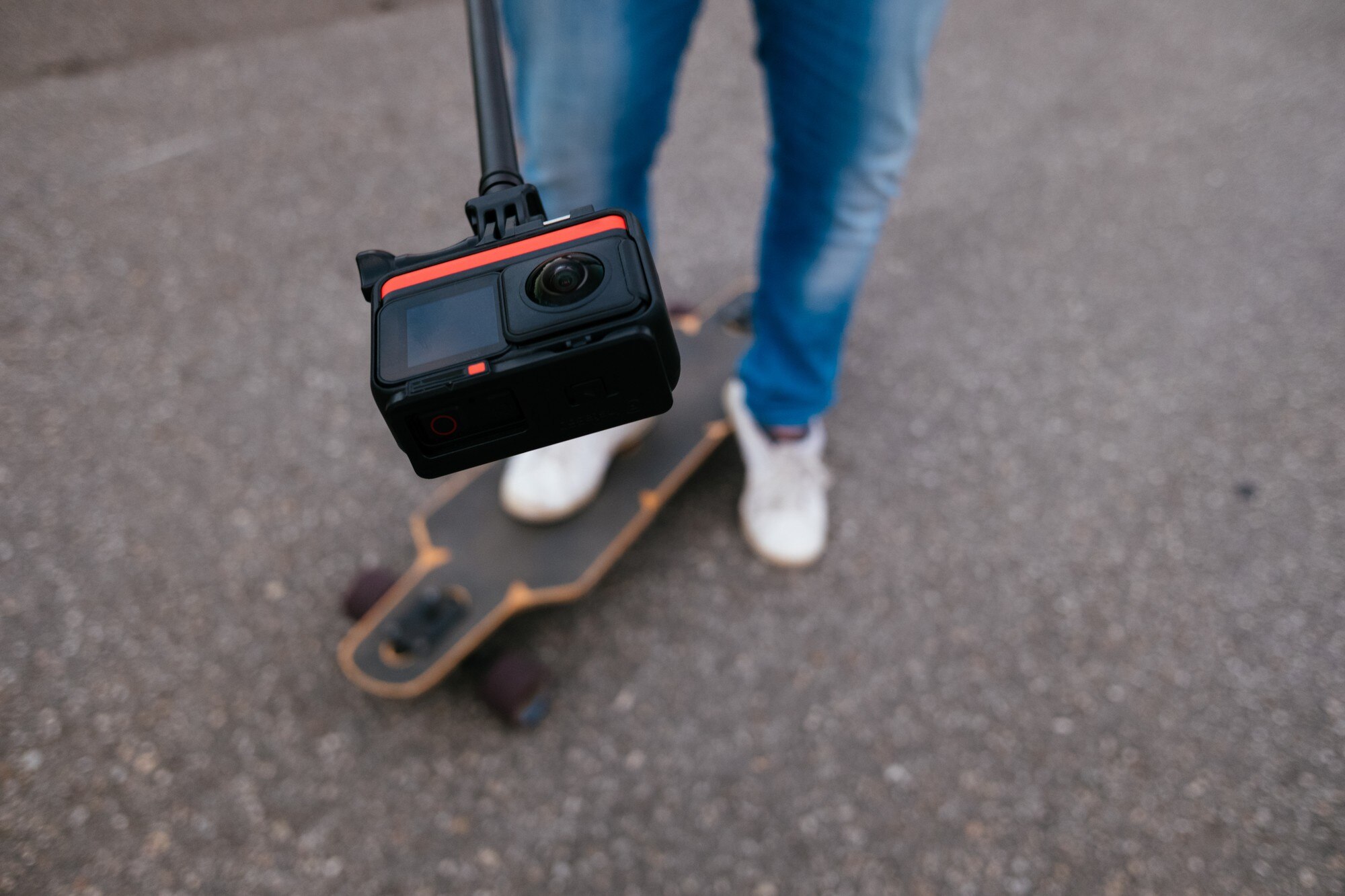 Młody youtuber filmujący siebie na longboardzie