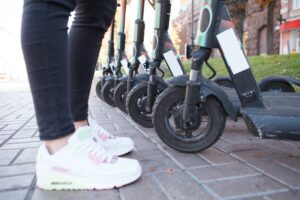 Hulajnogi elektryczne Bolt – czym wyróżnia się model stworzony przez przewoźnika?
