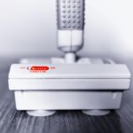 Joystick retro arcade z czerwonym przyciskiem turbo bokeh