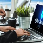System cyberbezpieczeństwa na ekranie komputera chroni prywatne informacje.