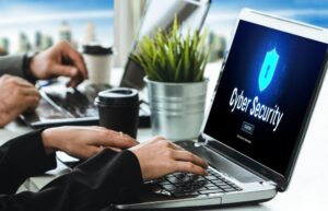 System cyberbezpieczeństwa na ekranie komputera chroni prywatne informacje.