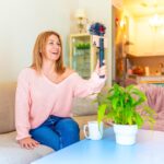Vlogger strumieniowy z domu za pomocą telefonu komórkowego