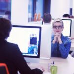 startupowy biznes, kobieta pracująca na komputerze stacjonarnym w kreatywnym, nowoczesnym biurze, relaks i zabawa