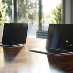Trzy laptopy na stole konferencyjnym