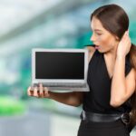 Szczęśliwa bizneswoman pozycja z laptopem