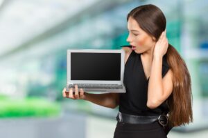 Laptop powystawowy za połowę ceny – okazja czy ryzyko awarii?