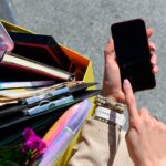 Bezrobotna kobieta szukająca nowej pracy online zaraz po zwolnieniu