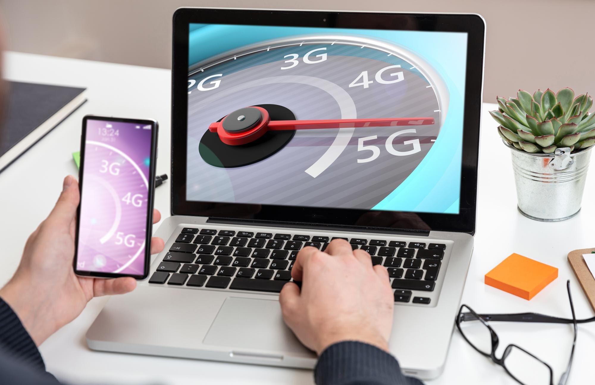 Prędkościomierz szybkiego połączenia sieciowego 5G na tle biura biznesowego na ekranie laptopa komputera