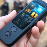 Nowoczesny smartfon z zaawansowanymi funkcjami w ręku osoby