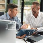 Dotykanie ręcznie ikony Secure Access Service Edge na smartfonie wirtualny ekran tła hasło ramy sieci i technologie wsparcia w biurze SASE koncepcja bezpiecznego dostępu do usługi edge