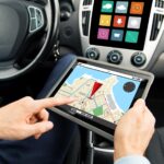 transport, podróż służbowa, technologia, nawigacja i koncepcja ludzi - zbliżenie męskich rąk trzymających komputer typu tablet pc z mapą nawigatora gps na ekranie w samochodzie