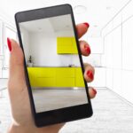 kobieta ręka pokazuje telefon komórkowy z białym i żółtym ekranem