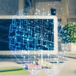 Podwójna ekspozycja przestrzeni roboczej za pomocą komputera i hologramu rysunku ludzkiego mózgu Koncepcja burzy mózgów
