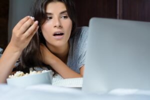Zalety oglądania filmów online – legalne źródła i koszty dostępu