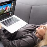 Kobieta oglądająca filmy online na laptopie.