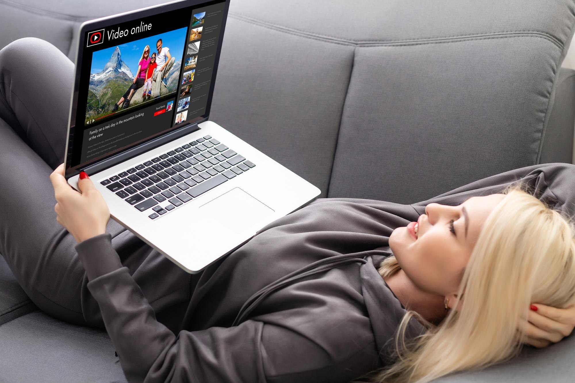Kobieta oglądająca filmy online na laptopie.
