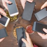 Widok z góry ręce koło za pomocą telefonu w kawiarni