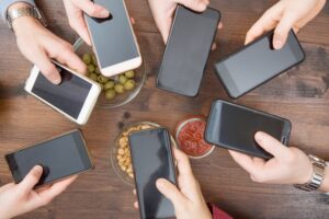 Ranking telefonów komórkowych – jakie modele były popularne dekadę temu?